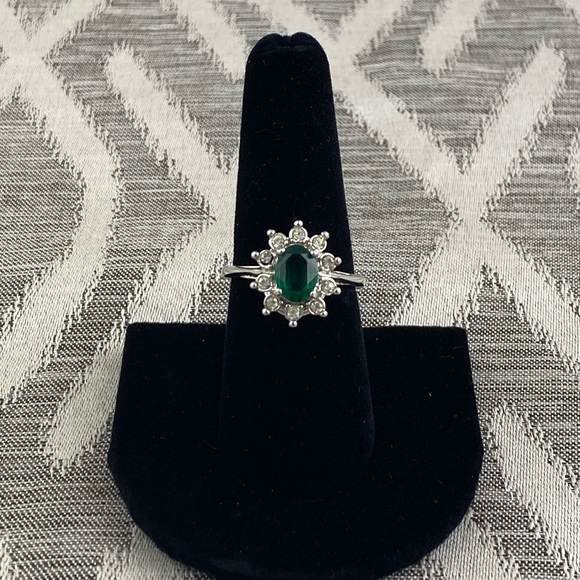 Oval Emerald colored stone surround by clear Stones Size: 8 Princess of Wales - Picture 2 of 5